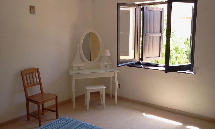 Bedroom 2, Villa Alabe - Waterfront Apartments in Bosa Porto Alabe, Oristano