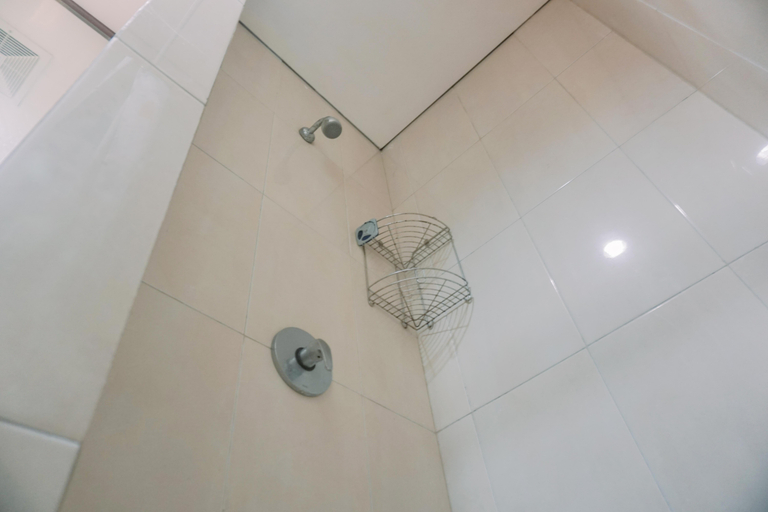 Bathroom 5, Spacious and Homey 2BR Mangga Dua Apartment By Travelio, Central Jakarta