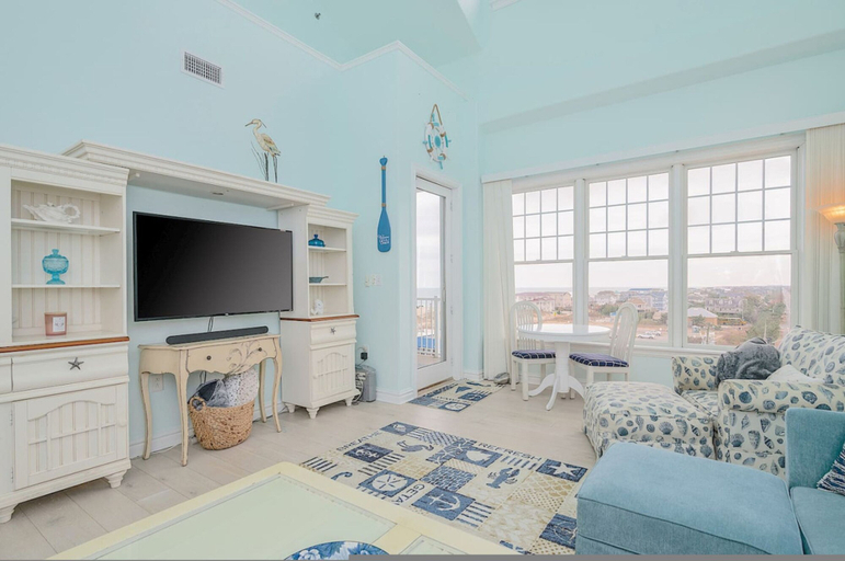 Room 2, 4BR Waterfront Penthouse Pool Views, Virginia Beach