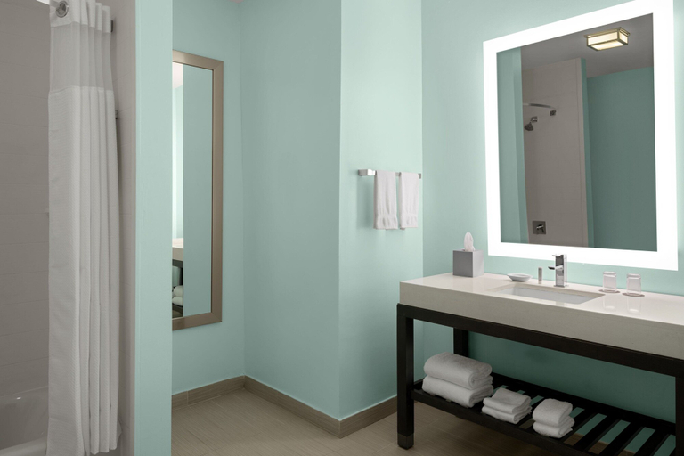 Bathroom 5, Courtyard by Marriott Nassau Downtown/Junkanoo Beach