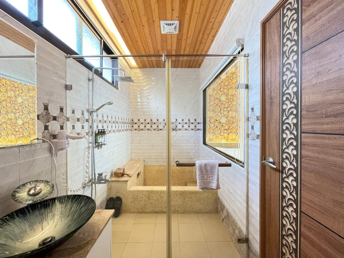 Bathroom 3, Jabez II, Yilan
