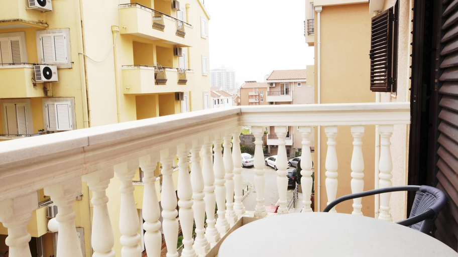 Others 5, Apartment Glomazic