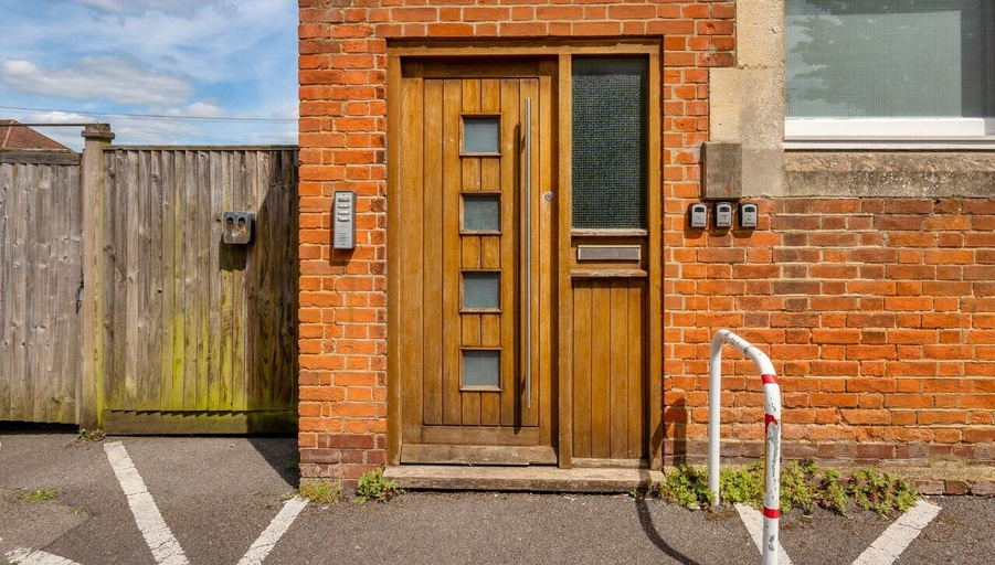 Exterior & Views 2, Wesley Chambers By REDWOOD STAYS, Hampshire
