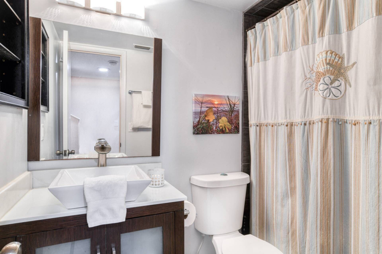 Bathroom 4, Pier Point 57, Saint Johns