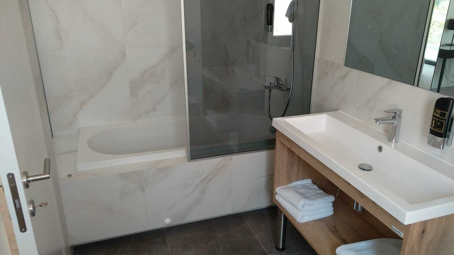 Others 5, HotelOscar, Kaštela
