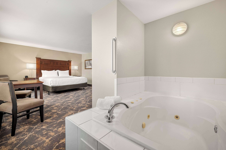 Bathroom 3, La Quinta Inn & Suites by Wyndham Grants Pass, Josephine