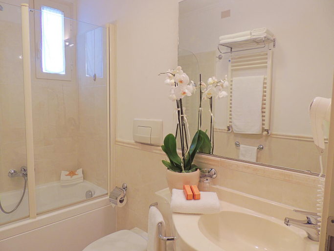 Bathroom 3, Hotel HamilTown, Rimini