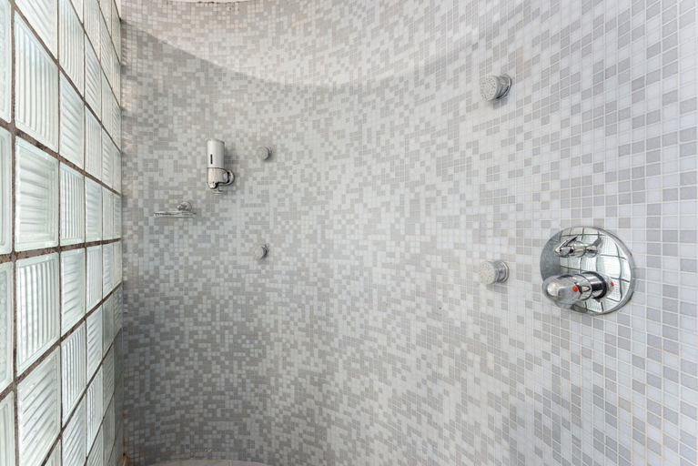 Bathroom 5, Hotel Karel de Stoute, West-Vlaanderen