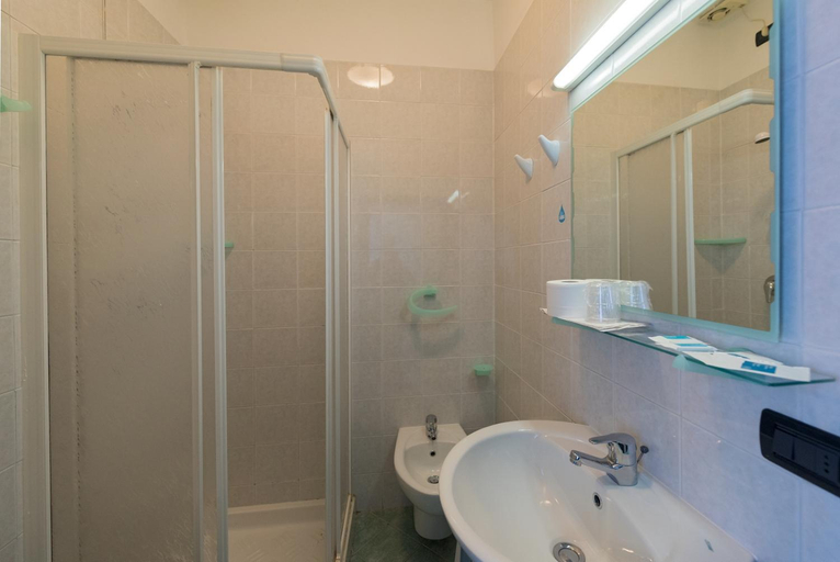 Bathroom 4, Hotel Santa Maria, Savona