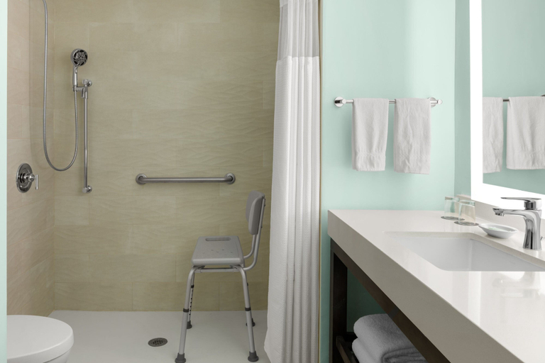 Bathroom 5, Courtyard by Marriott Nassau Downtown/Junkanoo Beach