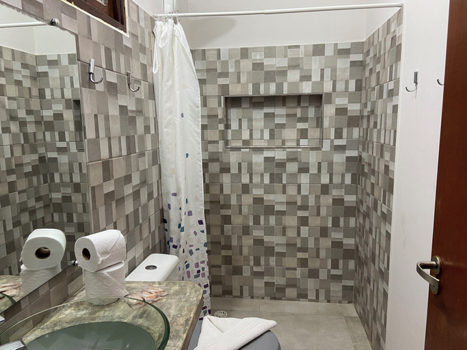 Bathroom 5, Valnete Brancalion Weiss-Epp, São Sebastião
