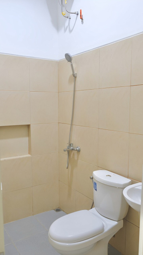 Bathroom 5, Modern Guest House by Calli Rooms, Jember