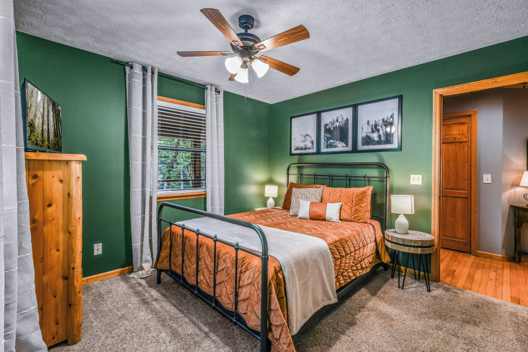 Bedroom 4, Pure & Simple, Sevier