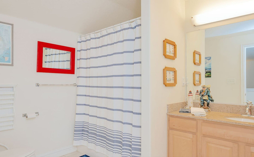 Room 4, 4BR Waterfront Penthouse Pool Views, Virginia Beach
