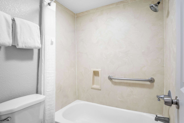 Bathroom 4, Rodeway Inn Waco Downtown near University, McLennan