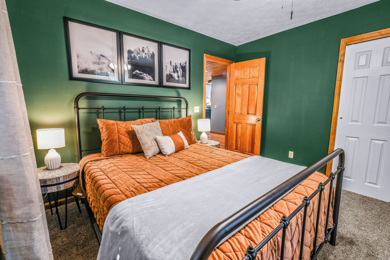 Bedroom 2, Pure & Simple, Sevier