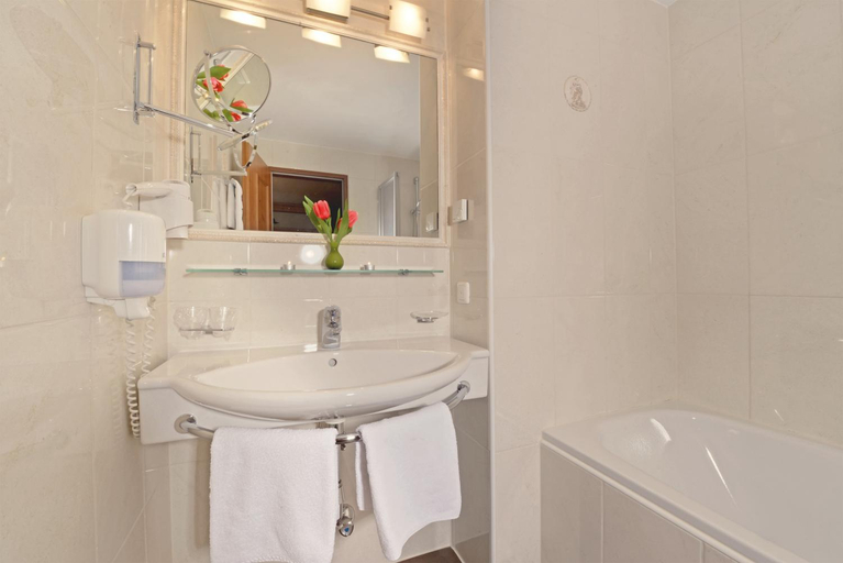 Bathroom 2, Apparthotel Thalerhof, Schwaz