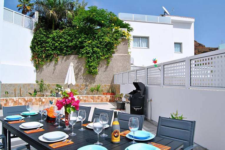 Restaurant 2, Big Villa Tauro with Private Heated Saltwater Pool & Jacuzzi & BBQ & Game Room & Arcade Games, Las Palmas