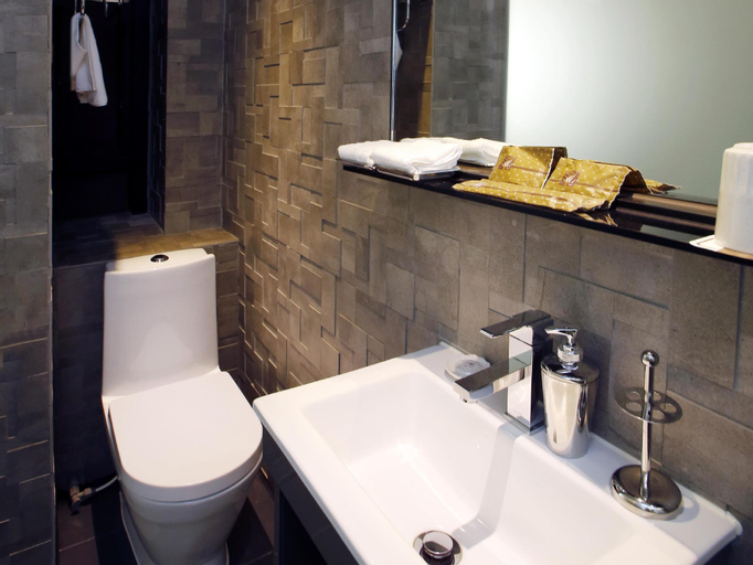 Bathroom 11