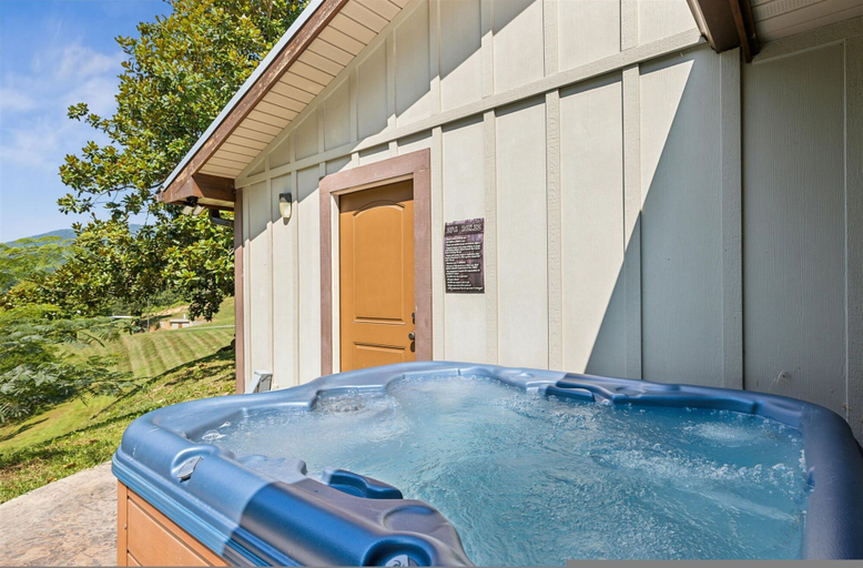 Outdoor spa tub, Private 15 Acres w Pond Hot Tub Game Room, Sevier
