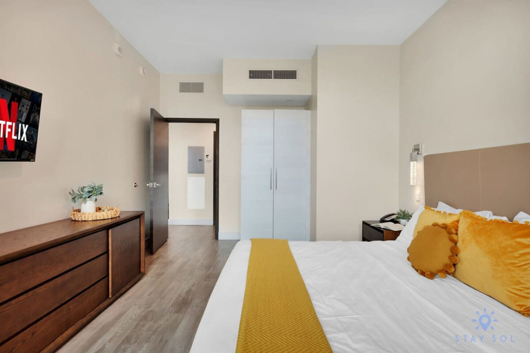 Room 2, Condo Resort Best Stay Balcony Rooftop Pool Gym, Broward