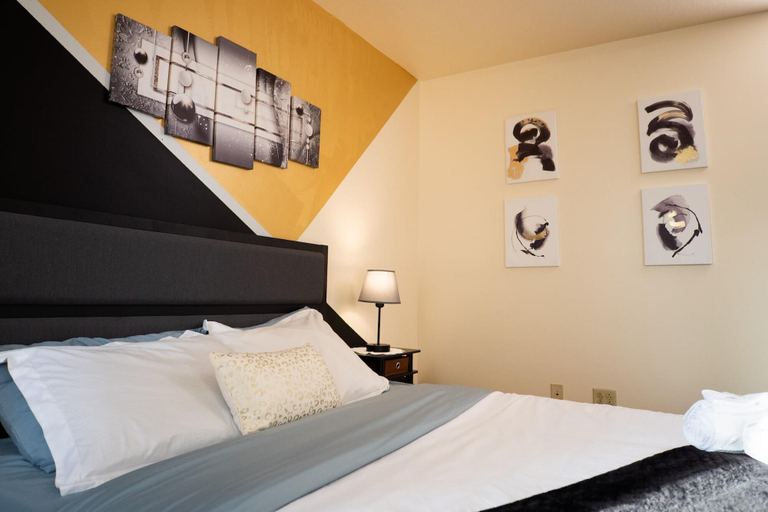 Room 4, Amazing Downtown Apt Roku TV Walk Everywhere, Allegheny