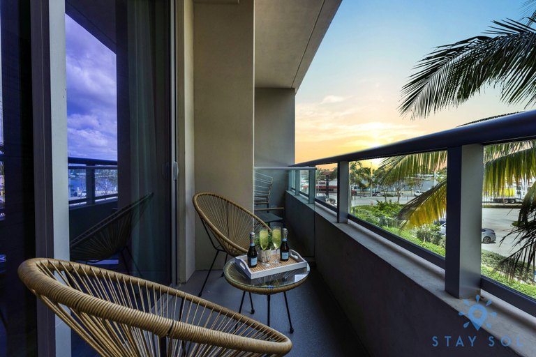 Room 5, Rooftop Pool Hollywood Beach Boardwalk, Broward