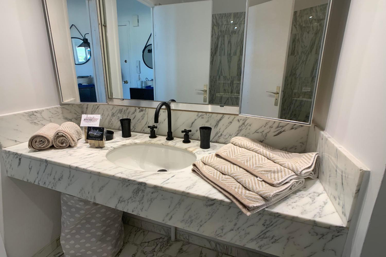 Bathroom 4, GALETS BLEUS -Vu Mer-Piscine-Clim-Fibre-, Bouches-du-Rhône