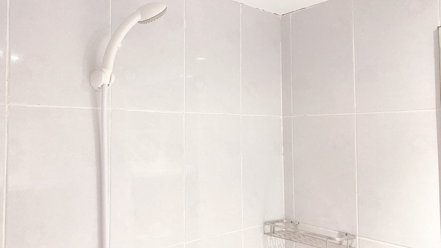 Bathroom 5, Simply Designed Studio Apartment at Tokyo Riverside PIK 2 By Travelio, Tangerang