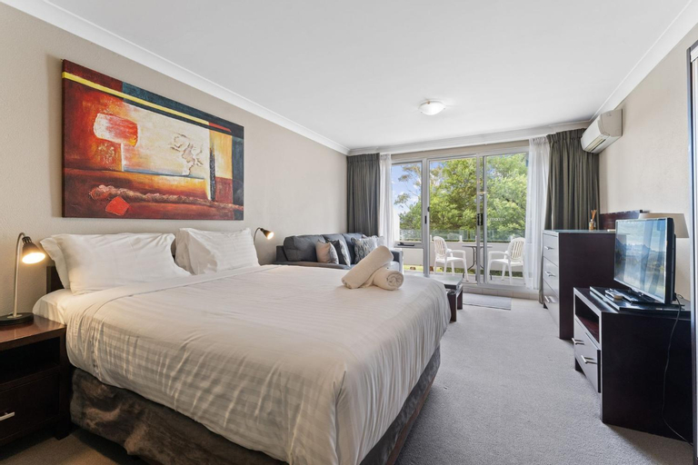 Horizons 115 - Lake Front Studio l Pool l Tennis Court l Bar, Snowy River