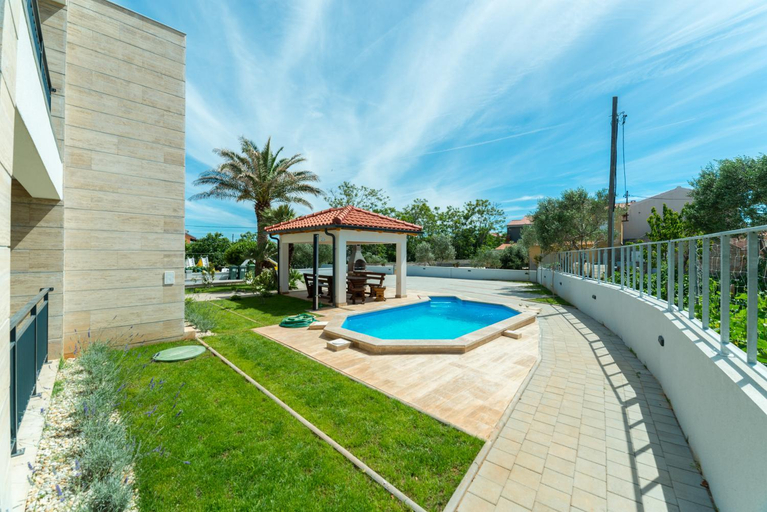 Sport & Beauty, Villa Mirakul, Vir