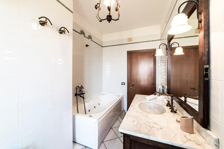 Bathroom 1, Villa Tina, Salerno