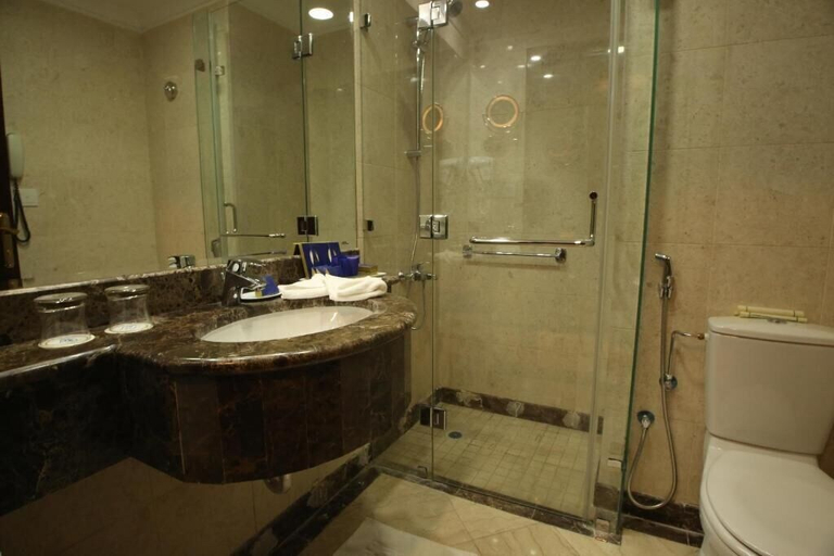 Bathroom 5, Al Aqeeq Al Rawda Hotel by Sedra International, Al Madinah Al Munawwarah