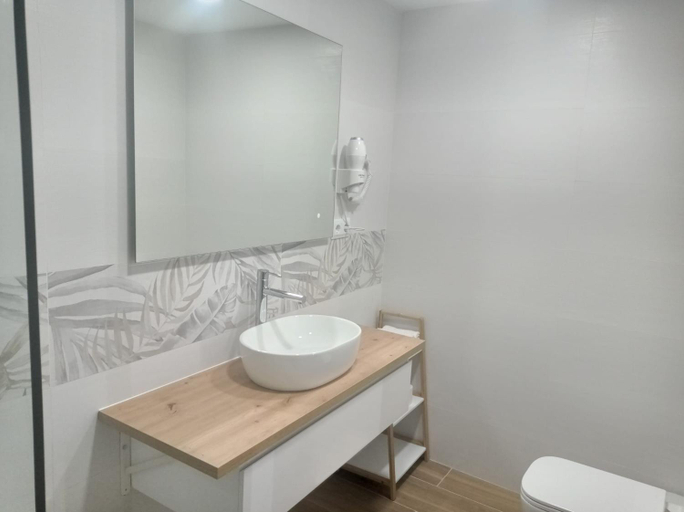 Bathroom 3, Hostal Fronton, Madrid