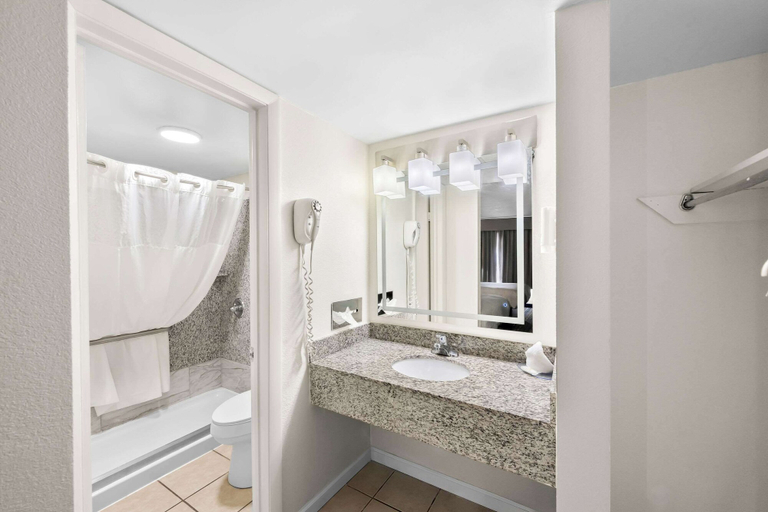 Bathroom 4, Quality Inn Luray, Page