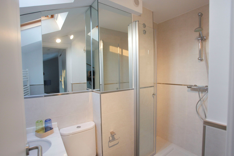 Bathroom 4, Catedral Site by Como en Casa, A Coruña