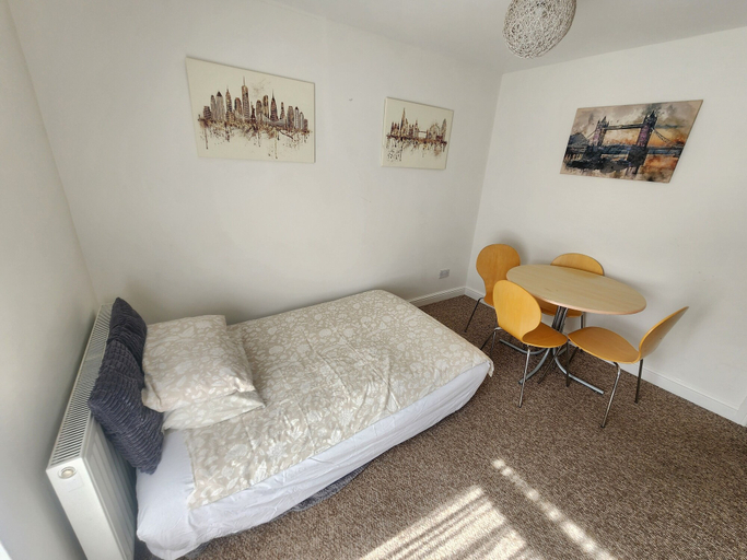 Bedroom 3, 2-bed Flat With Superfast Wi-fi DW Lettings 29br, Kent