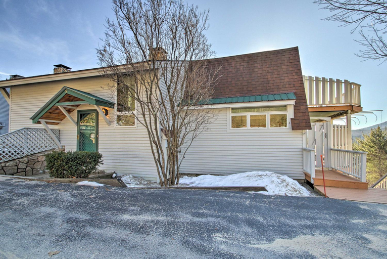 Condo with Hot Tub, 5 Mi to Cranmore Mountain!, Carroll