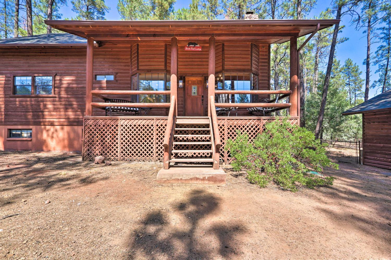 Modern Pine Cabin with Game Room, Deck and Fire Pit!, Gila
