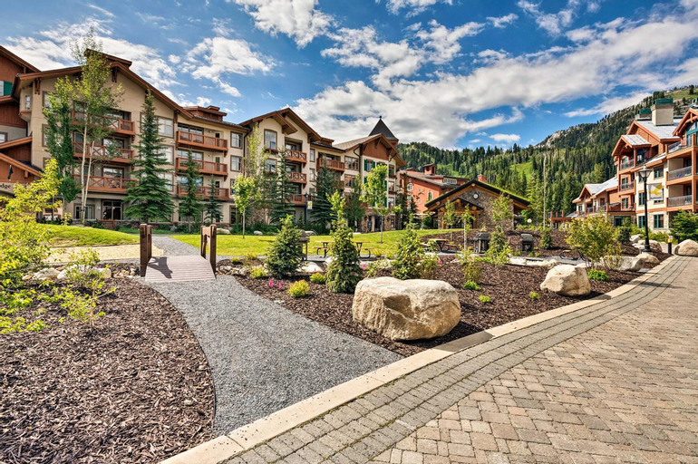 Ski-InandSki-Out Solitude Condo with Rooftop Hot Tub!, Salt Lake