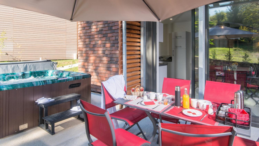 Food & Drinks 2, Plein Soleil avec Jacuzzi Privatif et parking prive, Dordogne