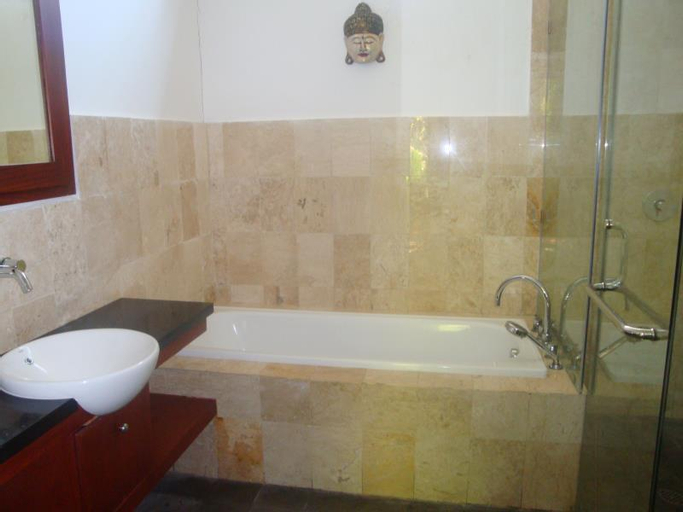 Bathroom 10