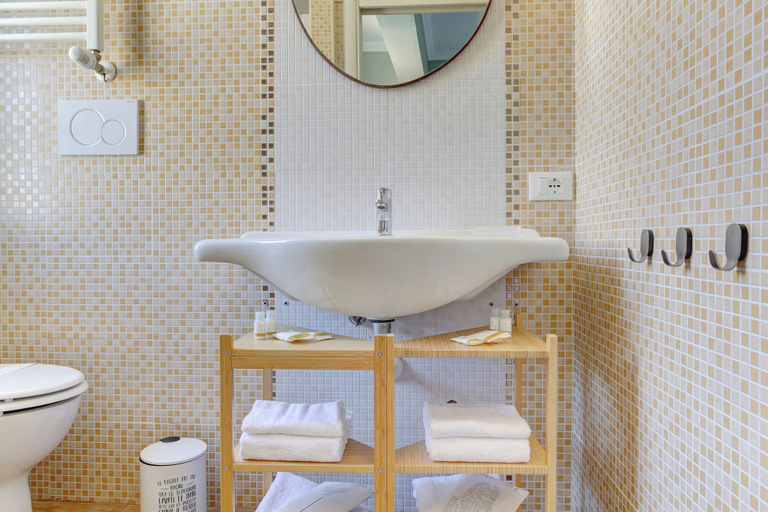 Bathroom 3, Furio Camillo Studio - Metro A - Netflix, Rome