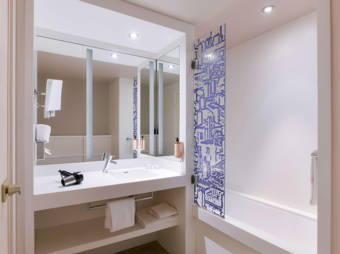 Bathroom 18