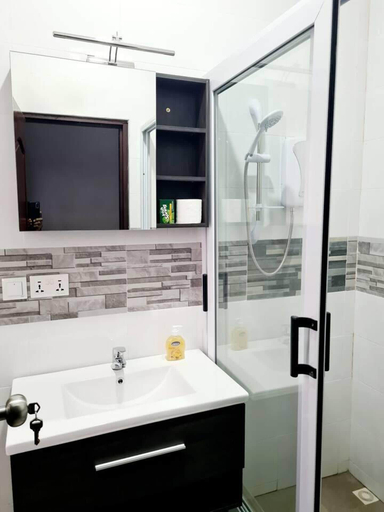 Bathroom, Charming, Quiet & Cozy - Close to Highway,parking, Tema