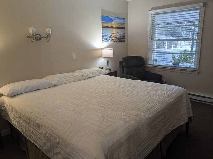 Bedroom 3, Early American Motel, Marshall