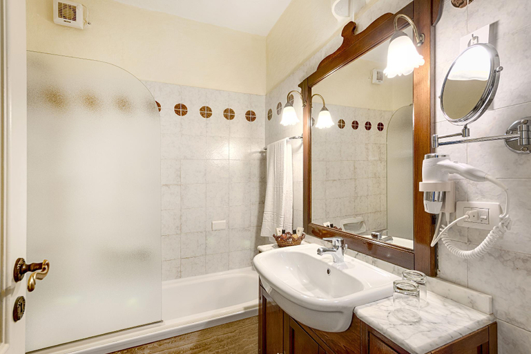 Bathroom 5, Grand Hotel Smeraldo Beach, Olbia-Tempio