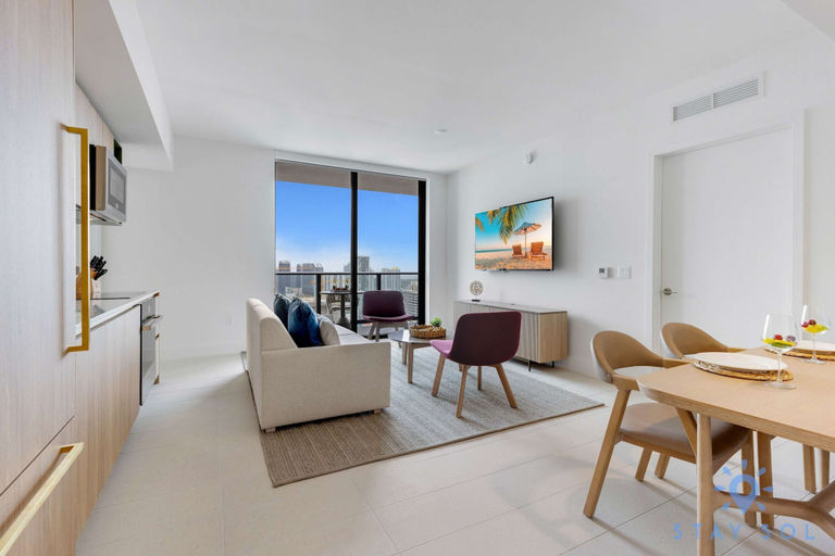 Room 4, Downtown 2BR Oasis Pool Gym Balcony Views, Miami-Dade