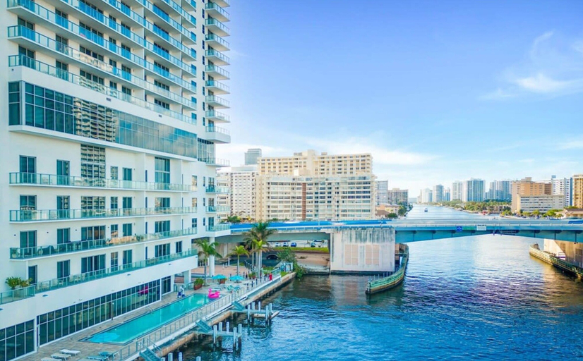 Room 2, Breathtaking Front Ocean View Amazing Pools, Broward