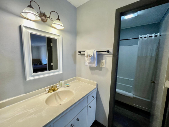 Bathroom, Alpine Village Inn, White